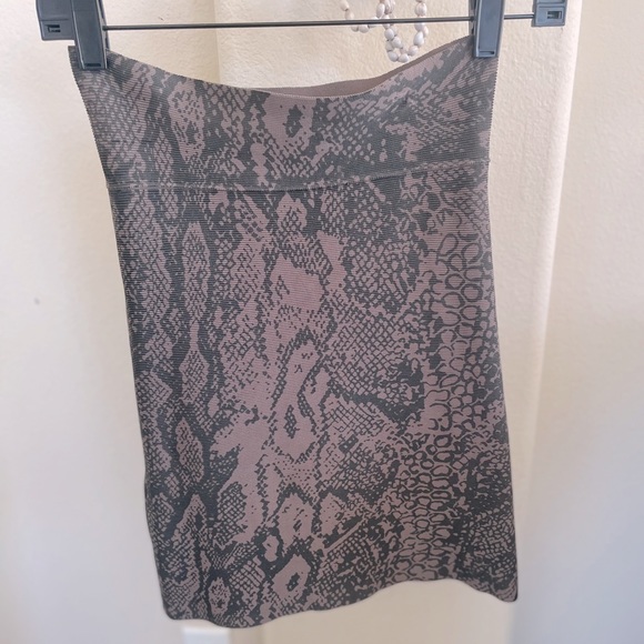 Short and sassy snake print mini skirt from BCBG - Picture 2 of 4